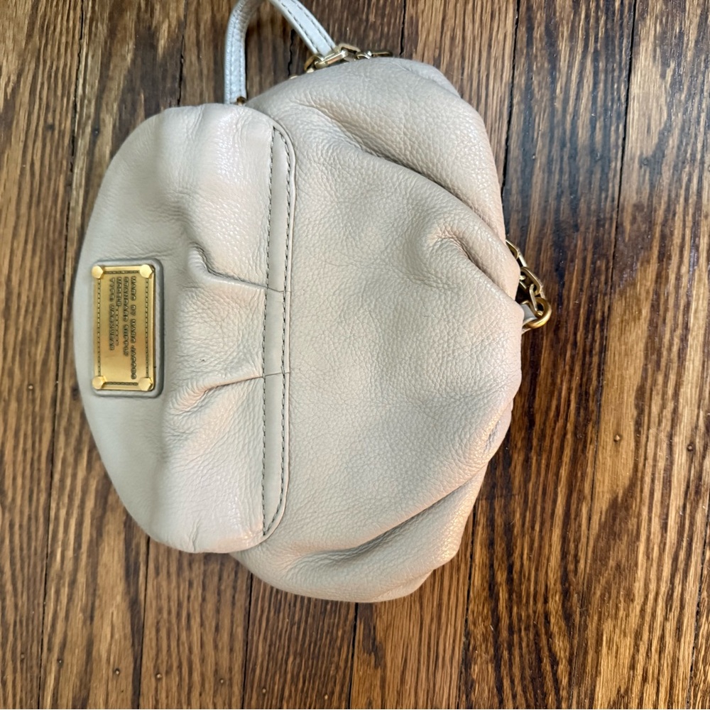 Marc by Marc Jacobs Pebbled Beige Leather Crossbody with Gold Chain - Picture 3 of 4